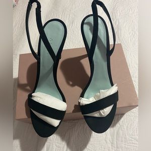 New with tags and box Aera heels, Alexandra black suede effect